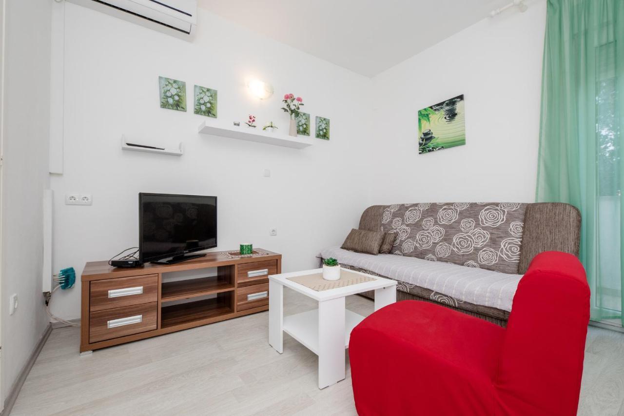 Apartments Mladenka In Banjol エクステリア 写真