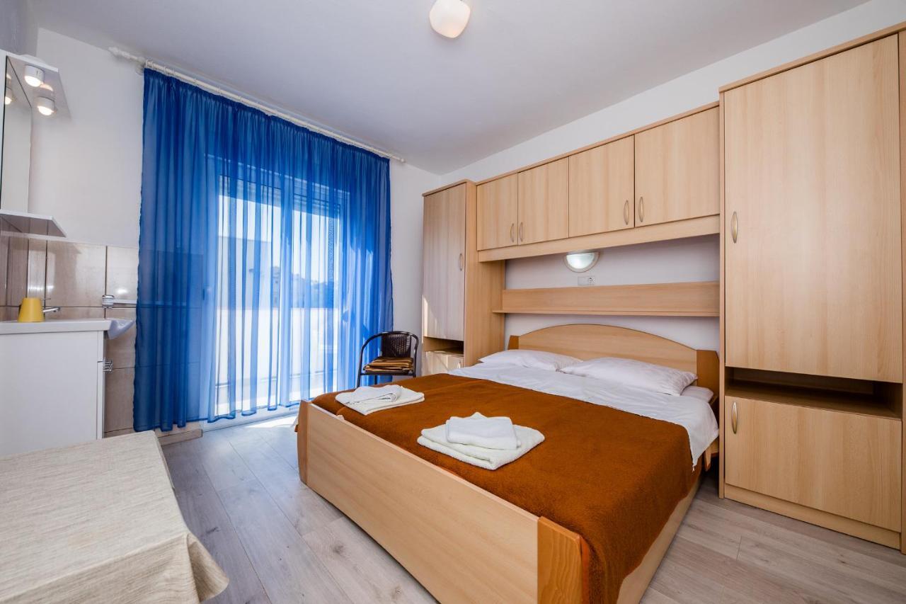 Apartments Mladenka In Banjol エクステリア 写真